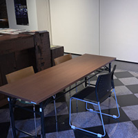 エントランスエリア展覧会主催者受付席配置例 